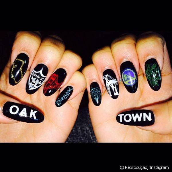 A cantora homenageou seu estado natal, Oakland, atrav?s de sua nail art